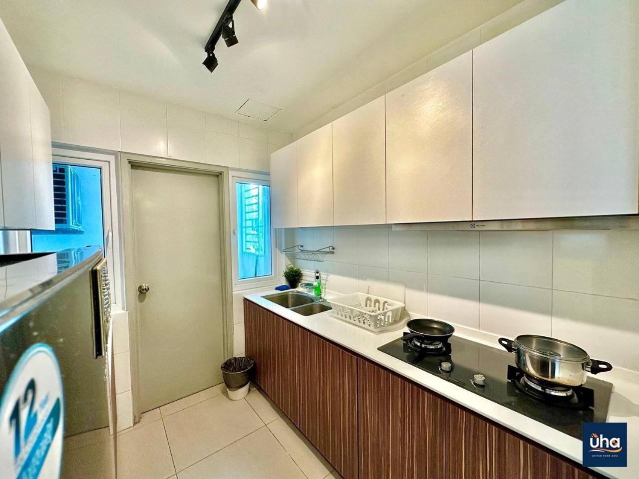 جوهر بهرو Seasons Luxury Apartment By Jk Home المظهر الخارجي الصورة