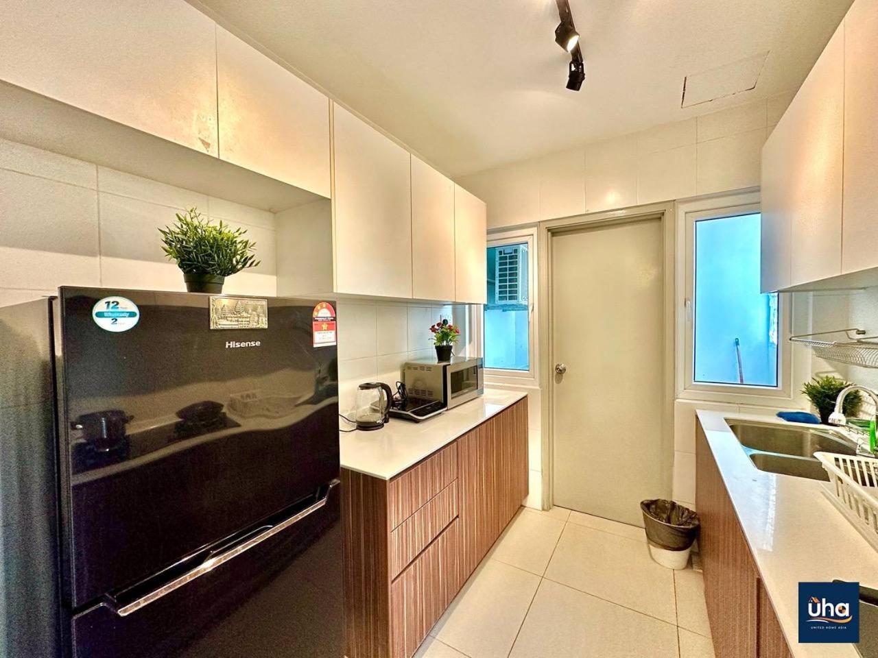 جوهر بهرو Seasons Luxury Apartment By Jk Home المظهر الخارجي الصورة